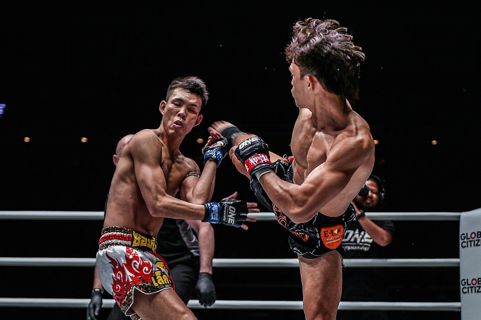 Yuta Watanabe (trái) và Nguyễn Trần Duy Nhất (phải) tại sự kiện ONE Championship: Edge of Greatness ngày 22/11/2019 tổ chức tại Singapore