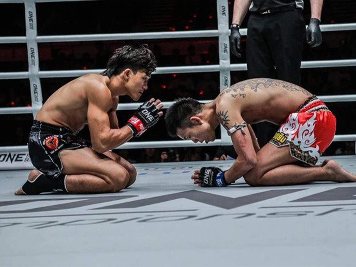 Nguyễn Trần Duy Nhất (trái) và Yuta Watanabe (phải) chào nhau sau trận đấu tại ONE Championship: Edge of Greatness ngày 22/11/2019 tại Singapore