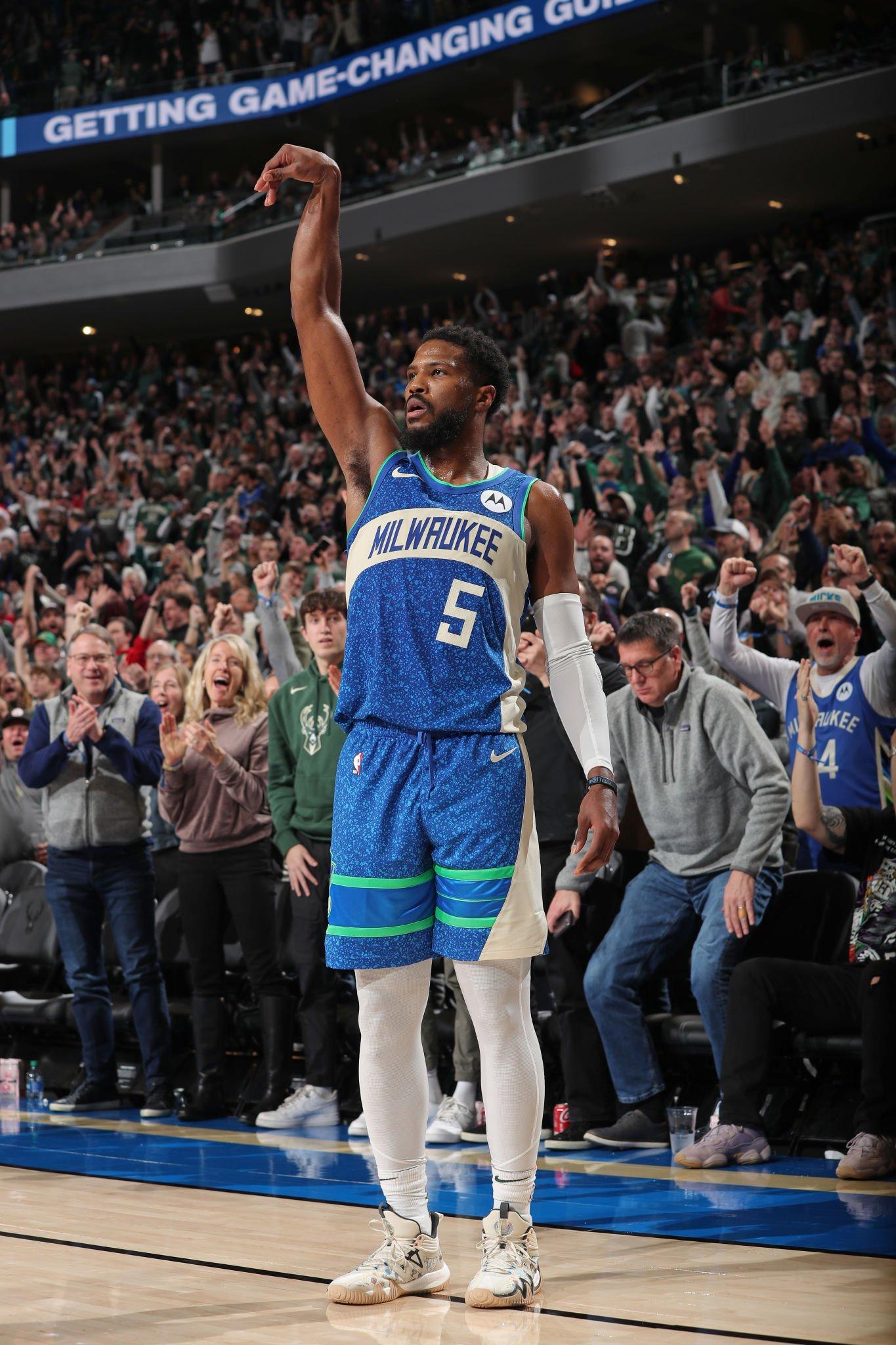 Malik Beasley thực hiện cú ném 3 điểm trong trận đấu giữa Milwaukee Bucks và New York Knicks ngày 6/12/2023