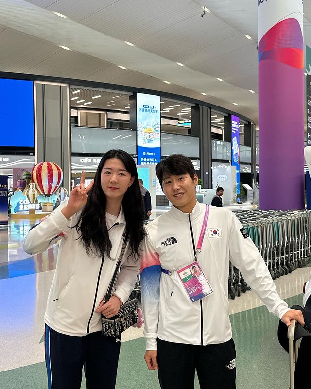 Kang So Hwi (trái) và Lee Kang In (phải) của đoàn thể thao Hàn Quốc tham dự ASIAD 19