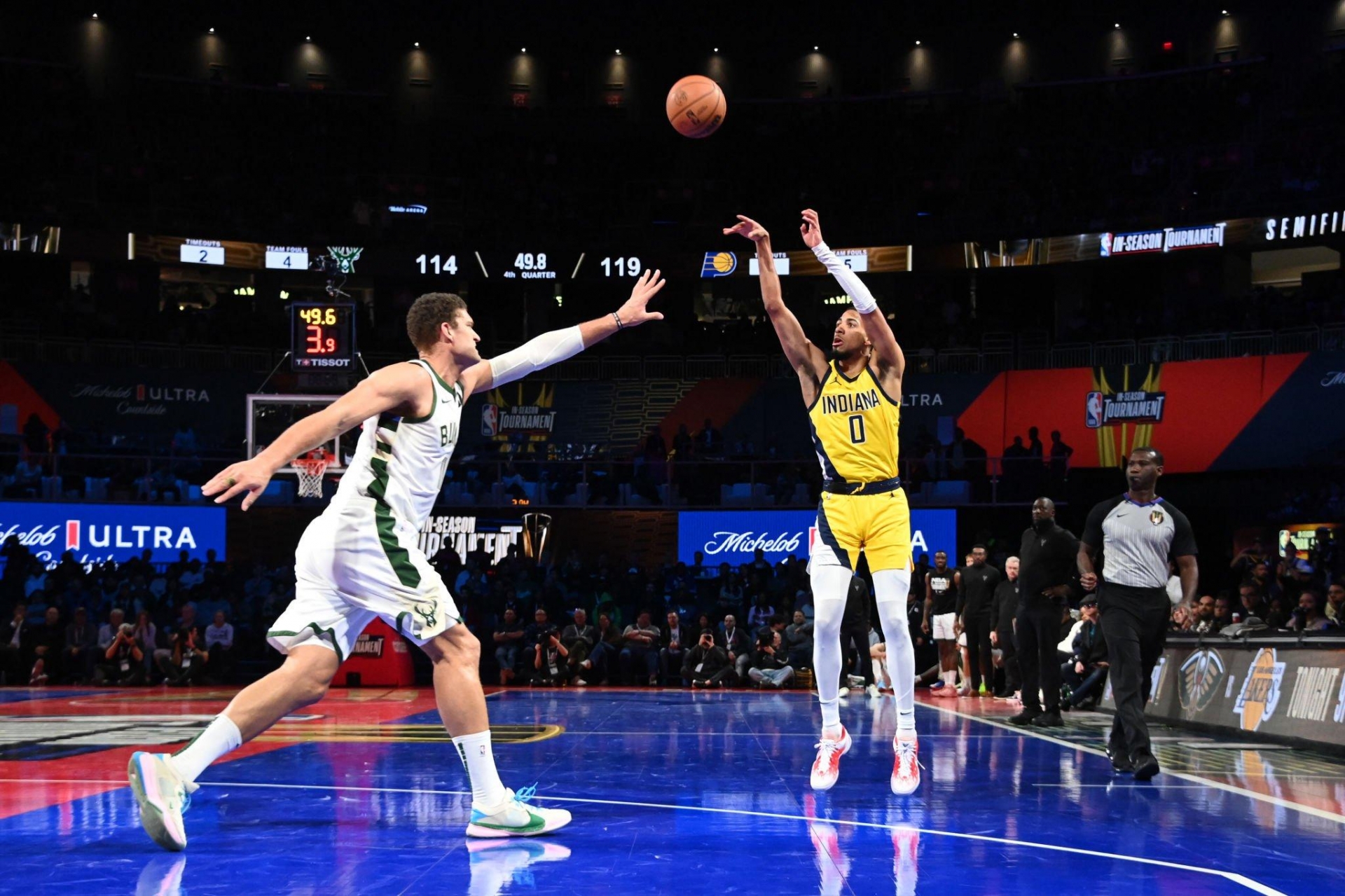 Brook Lopez (áo trắng) và Tyrese Haliburton (áo vàng) trong trận bán kết NBA In-Season Tournament 2023 ngày 8/12/2023