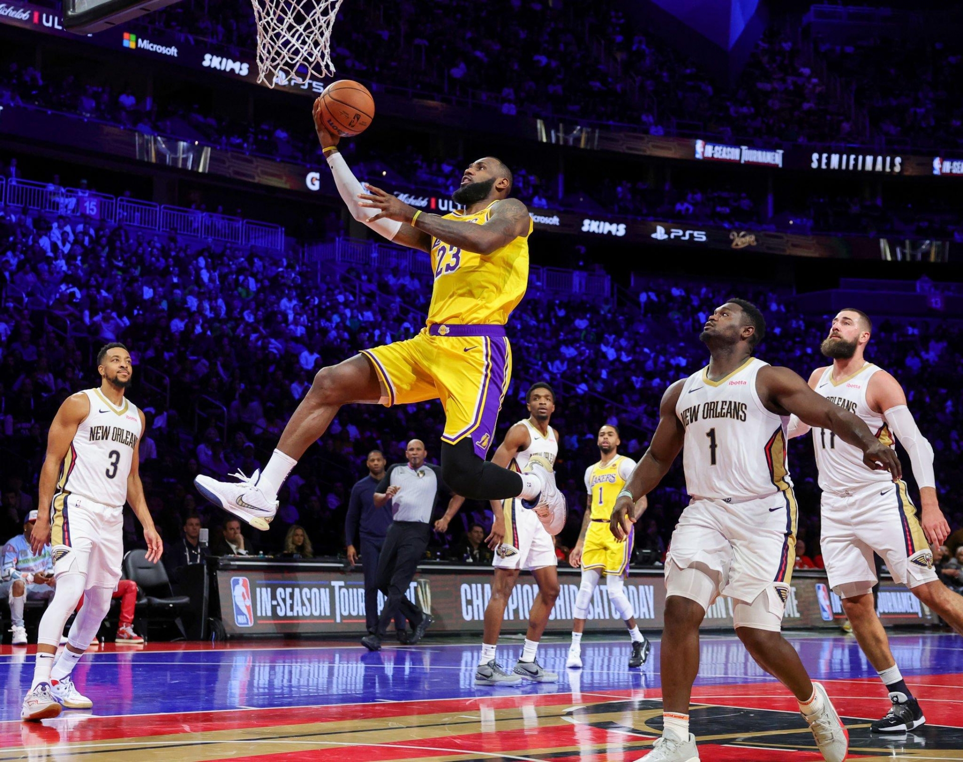 Lebron James lên rổ trong trận đấu giữa Los Angeles Lakers vs. New Orleans Pelicans tại bán kết NBA In-Season Tournament ngày 8/12/2023