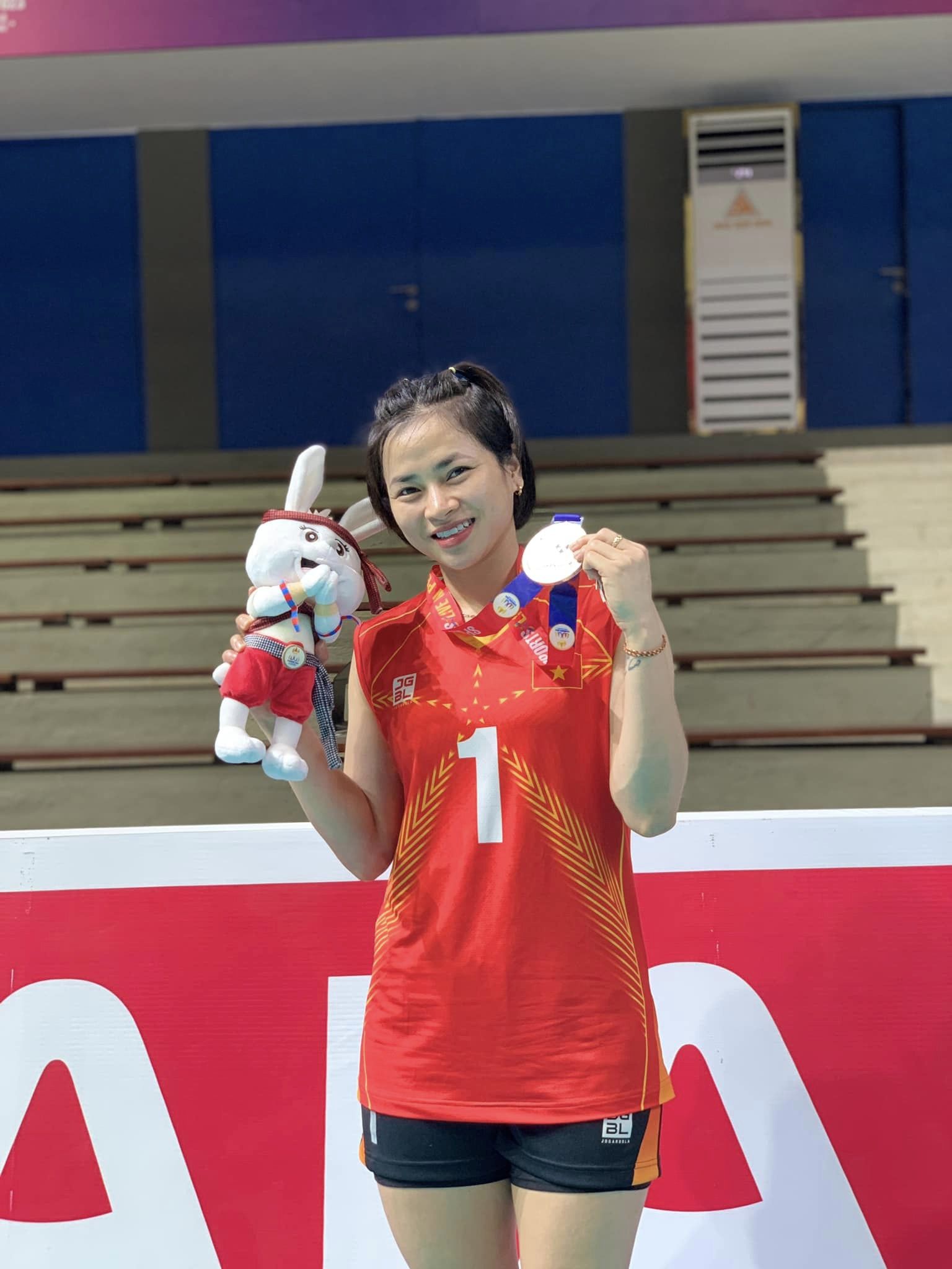 Libero Lê Thị Thanh Liên ăn mừng tấm huy chương tại SEA Games 32 tại Campuchia