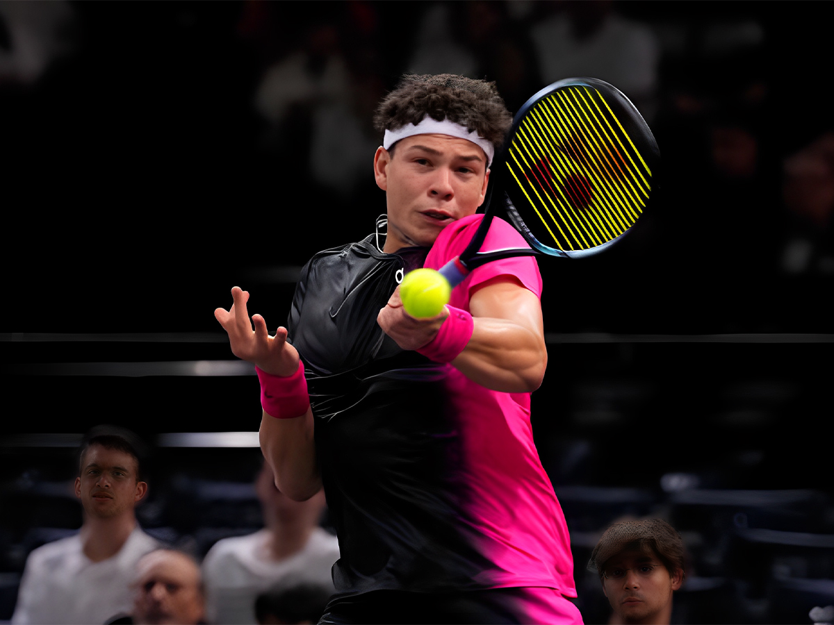 Ben Shelton trong trận đấu với Alejandro Davidovich Fokina tại Paris Masters 2023