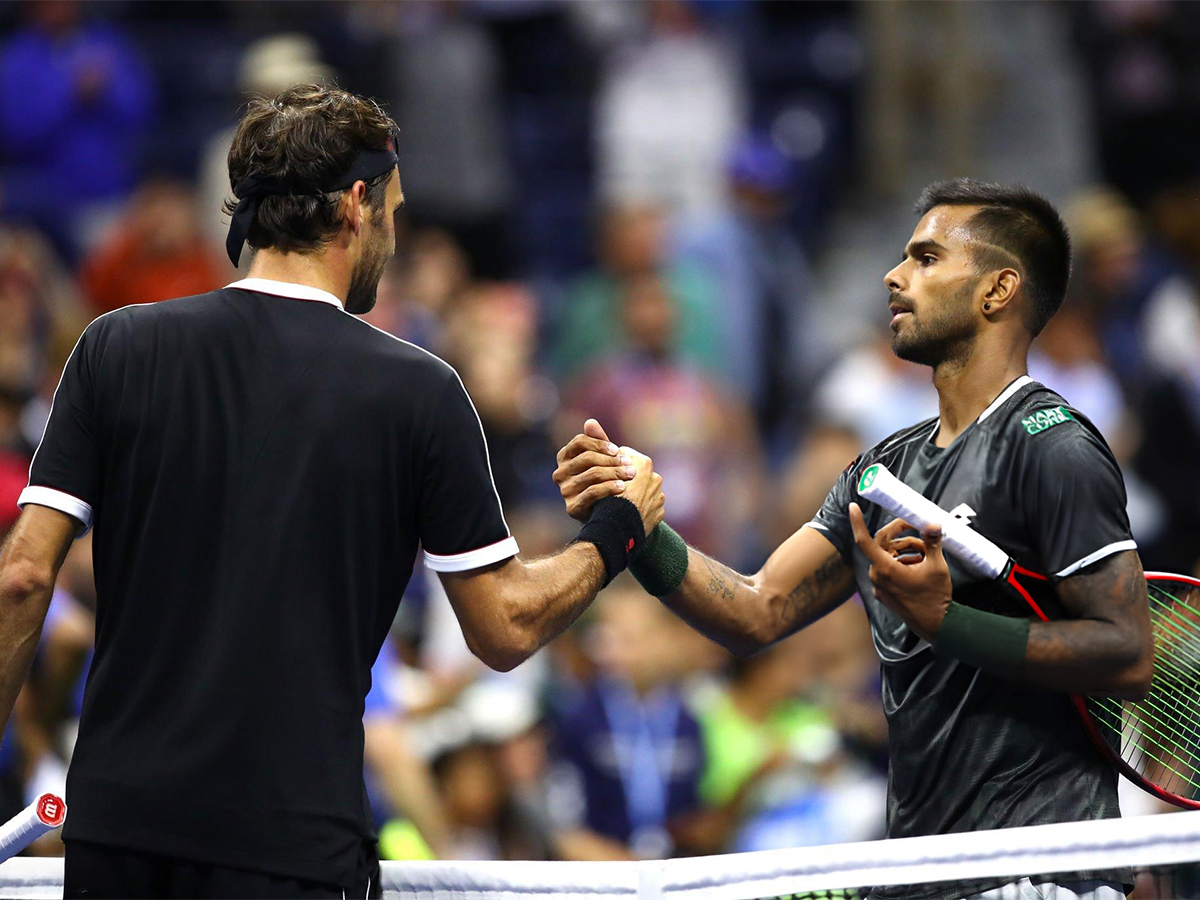 Roger Federer (trái) và Sumit Nagal ở vòng 1 giải quần vợt US Open 2019