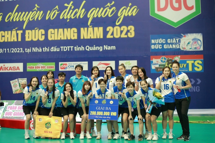 HLV Lê Thái Bình tiếp tục gắn bó với bóng chuyền Long An 391339