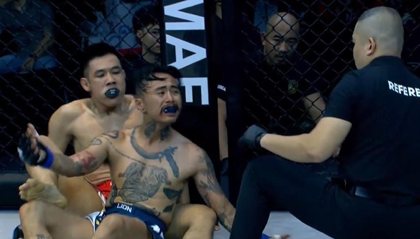 Đang đấu quyết liệt, trọng tài MMA Việt Nam bắt dừng trận đấu vì... tưởng thua 465636