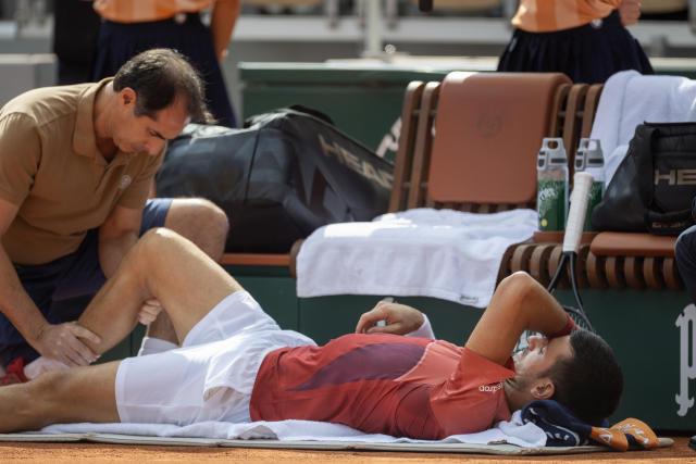 Chấp một chân, Novak Djokovic vẫn lọt tứ kết Roland Garros bằng thắng lợi kịch tính 474604