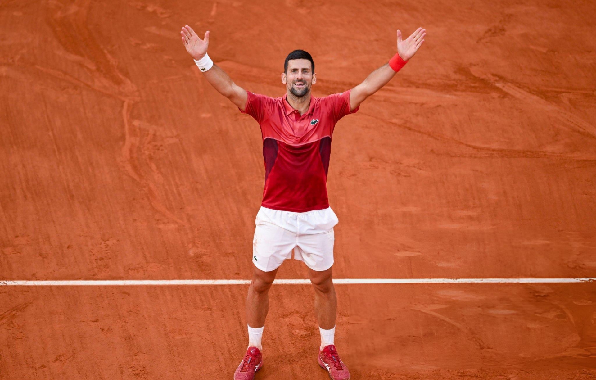 Novak Djokovic xô đổ 2 kỉ lục khó phá của Roger Federer 474634
