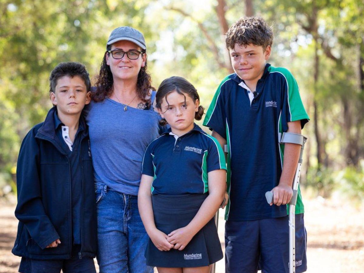 Học sinh lớp 9 bơi nhiều giờ ngo&agrave;i biển khơi để cứu sống gia ...