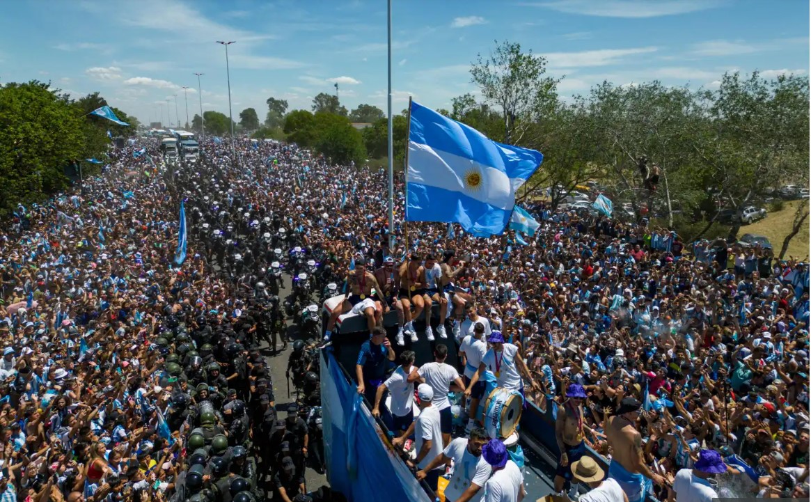 Messi bị NHM Argentina bao vây, bất lực trong 5 phút 237209