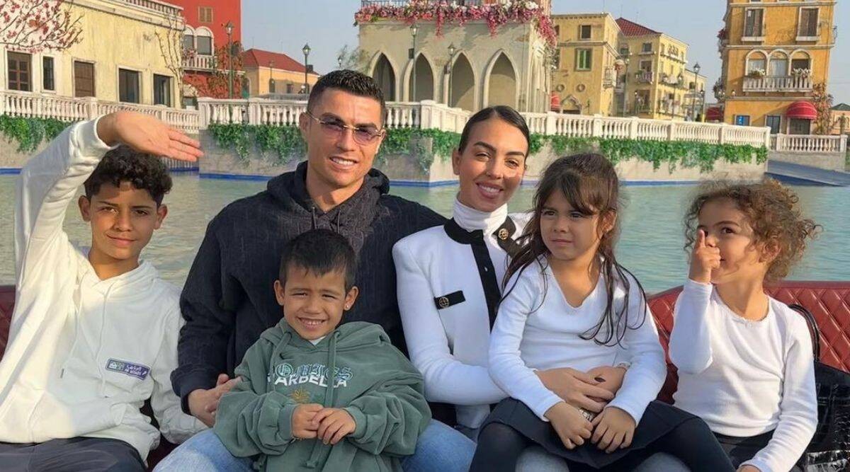 cristiano-ronaldo-and-family-1683119246.jpg