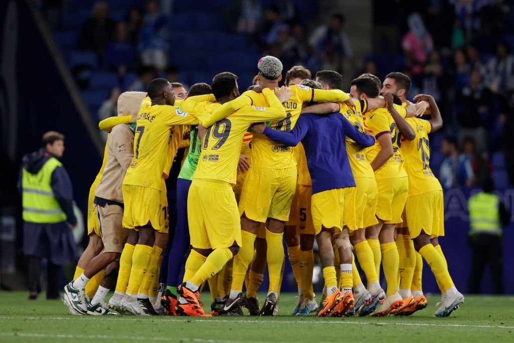 CHÍNH THỨC: Barca vô địch La Liga, CĐV kình địch lao xuống sân ẩu đả 280174