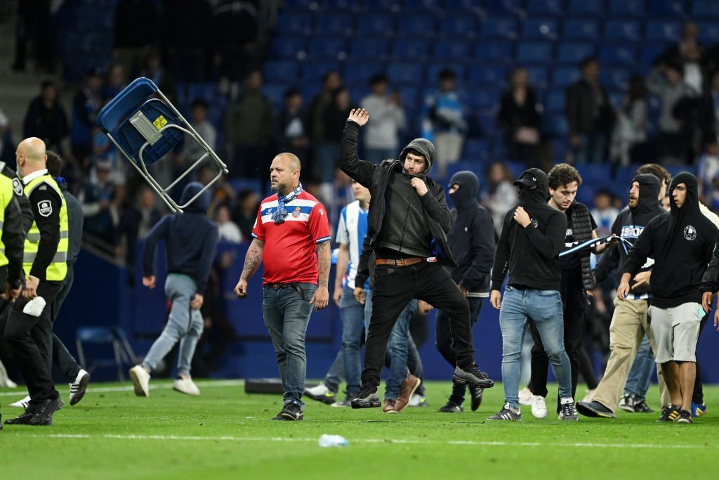 CHÍNH THỨC: Barca vô địch La Liga, CĐV kình địch lao xuống sân ẩu đả 280180