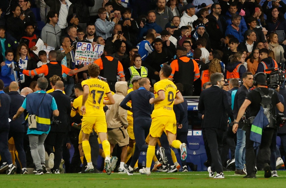 CHÍNH THỨC: Barca vô địch La Liga, CĐV kình địch lao xuống sân ẩu đả 280181