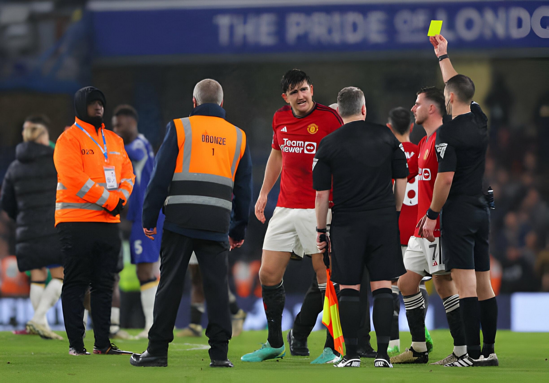 Trọng tài sai lầm? Harry Maguire nổi điên sau trận thua Chelsea 436863