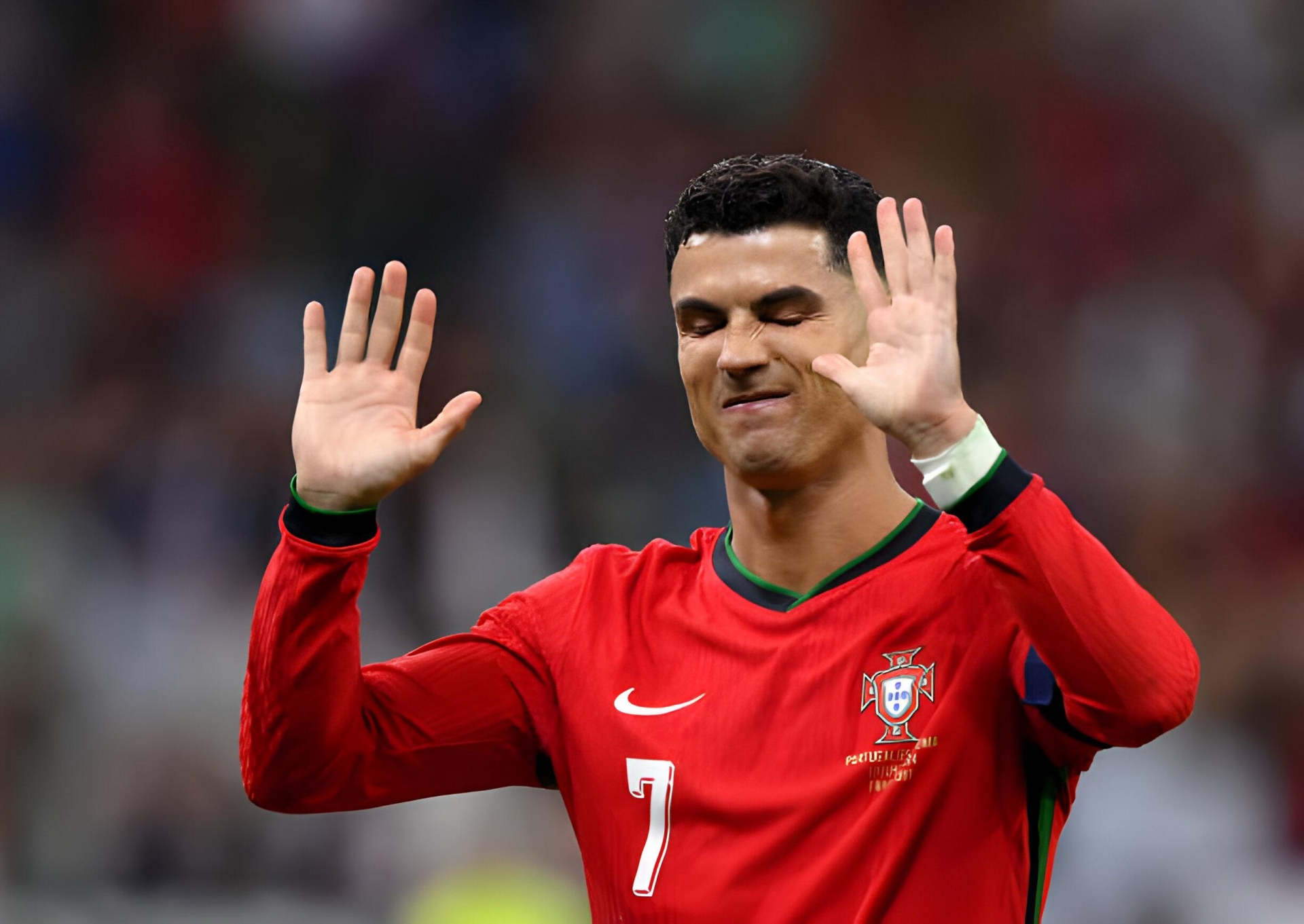 Trượt penalty, Ronaldo bất lực làm một điều với CĐV Bồ Đào Nha 491179