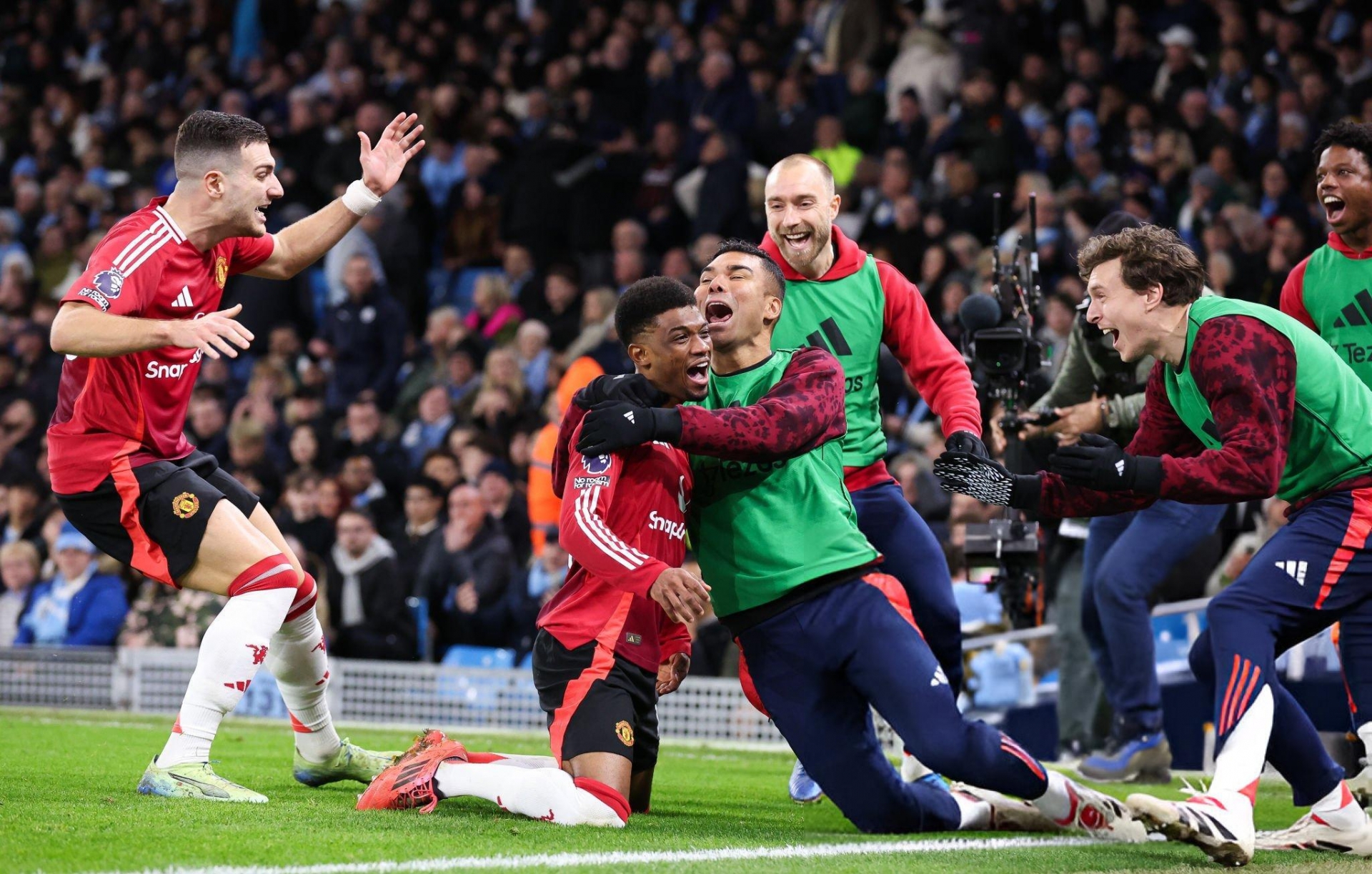 Amad Diallo chói sáng, MU quật ngã Man City ngay tại Etihad