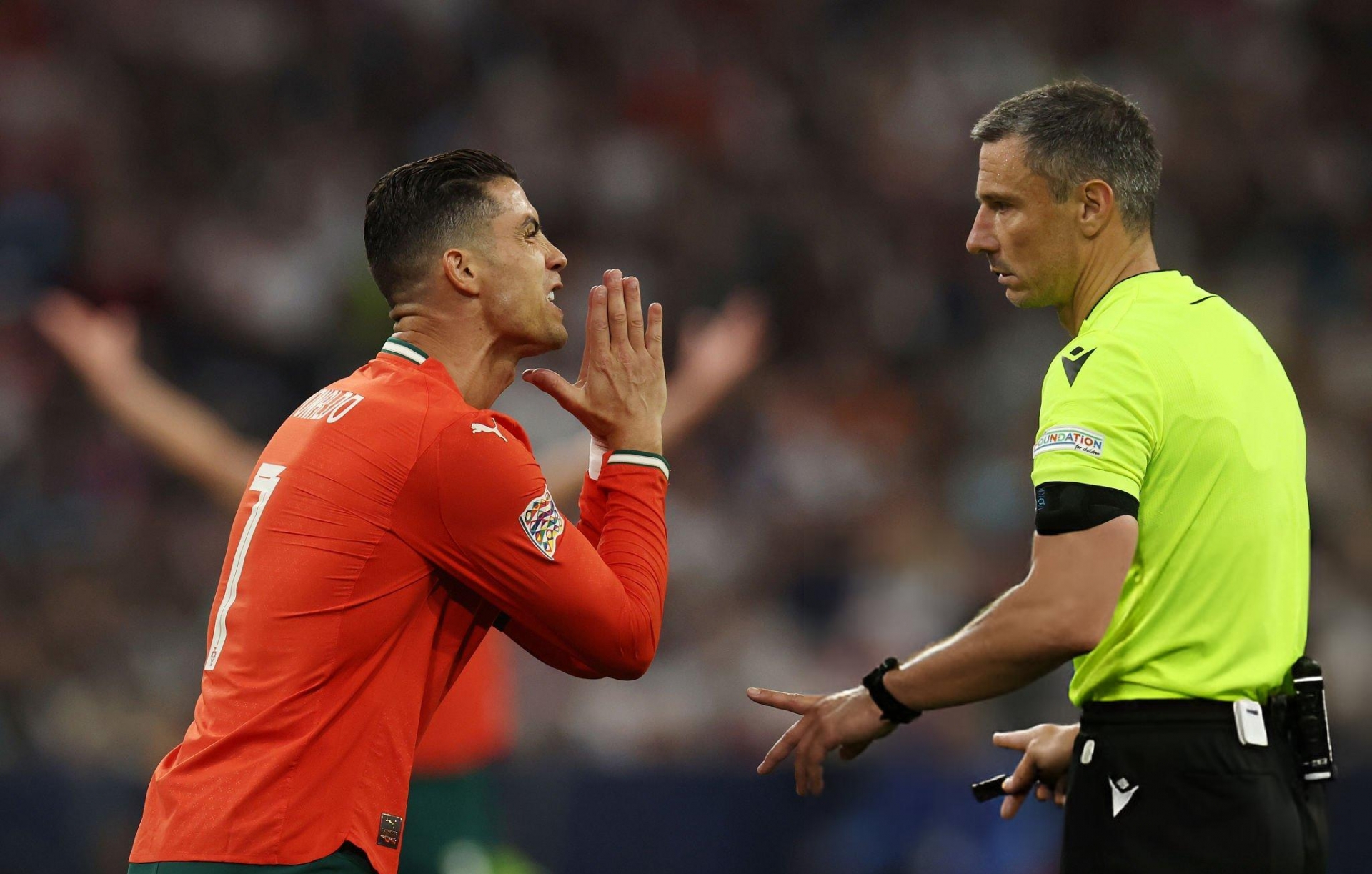 Trọng tài gây tranh cãi, bàn của Ronaldo không hợp lệ?