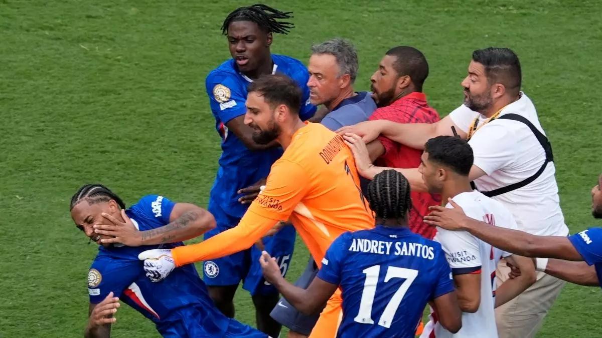 Đánh cầu thủ Chelsea, HLV Luis Enrique sắp nhận án phạt cực nặng