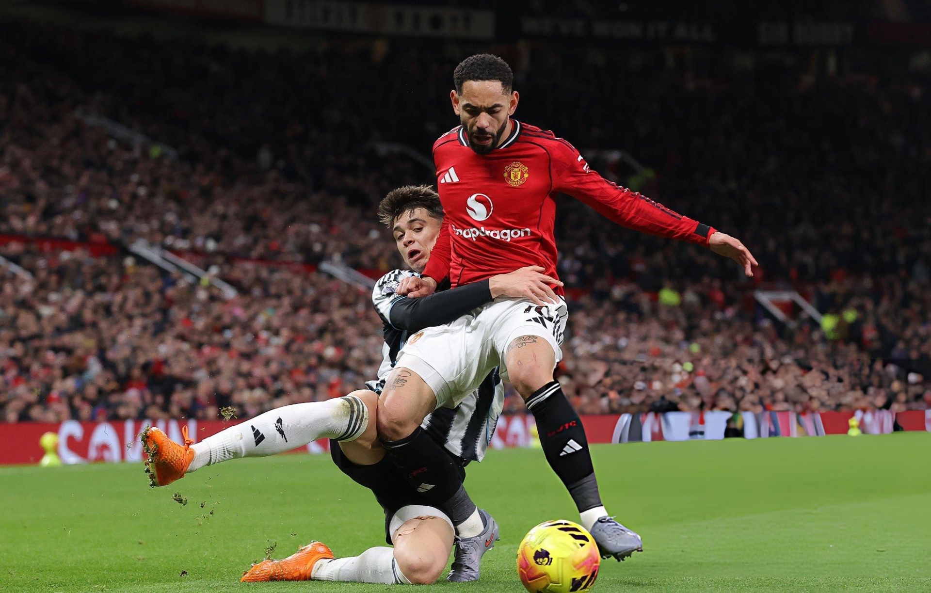 Quật ngã Newcastle, MU áp sát top 4 Ngoại hạng Anh