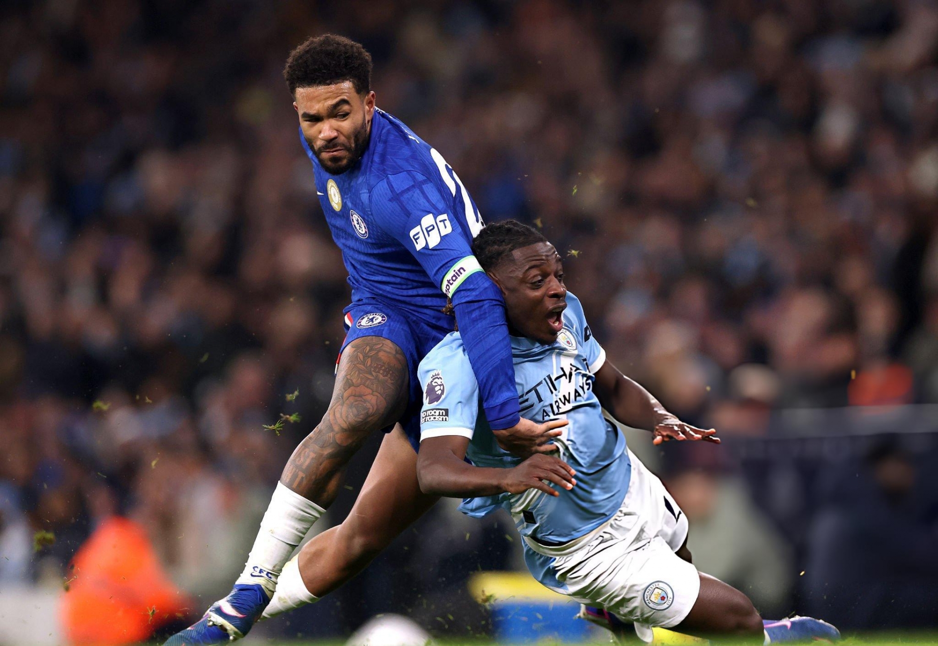 Mất điểm trước Chelsea, Man City gặp khó trong cuộc đua vô địch