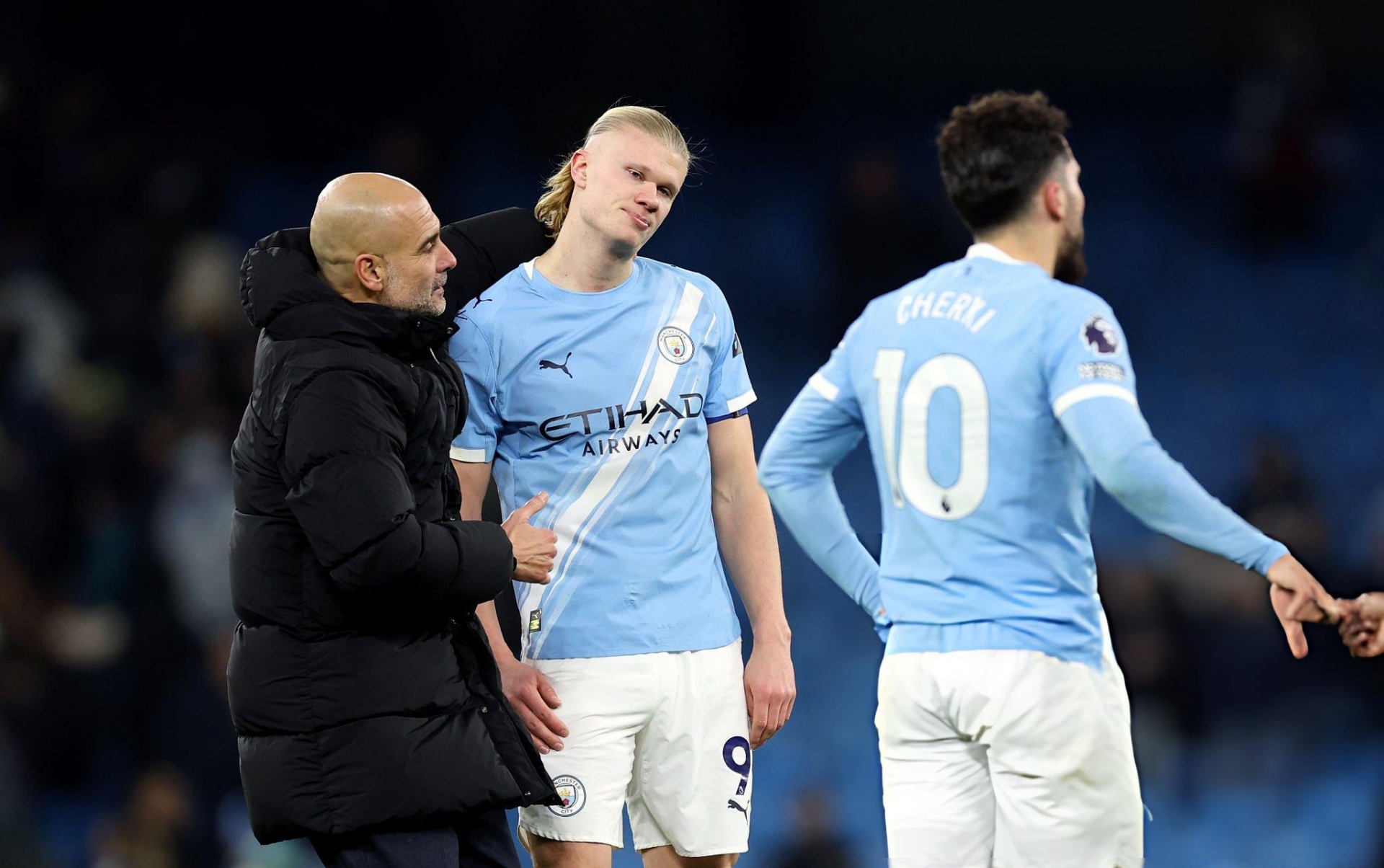 Man City hụt hơi trên Etihad, tự làm khó trong cuộc đua vô địch