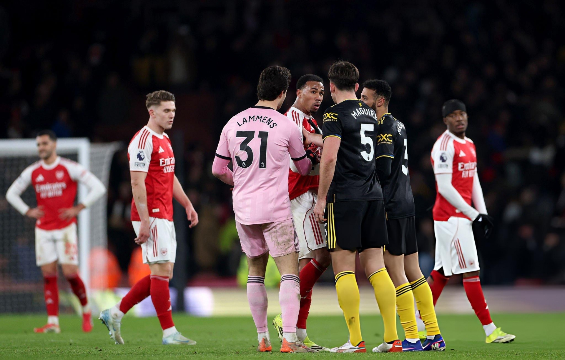 CĐV Arsenal đồng loạt đòi đuổi 1 ngôi sao sau trận thua MU