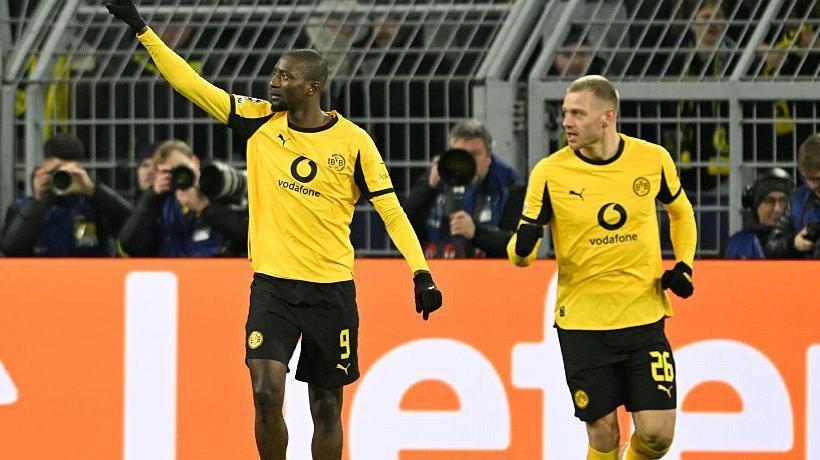 Dortmund chạm một tay vào tấm vé 16 đội Champions League