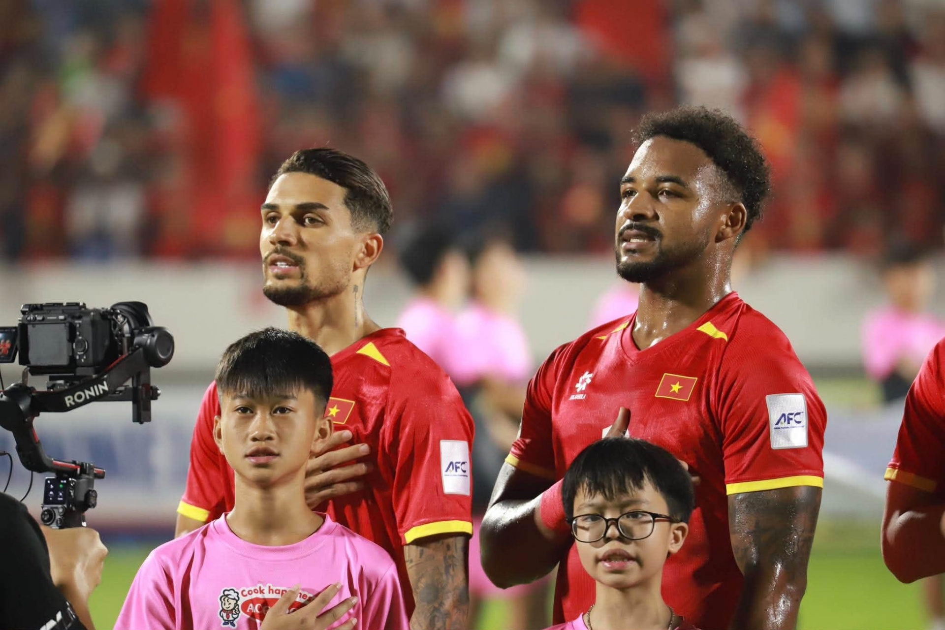 CĐV ĐNÁ: 'Nếu Việt Nam không đưa cầu thủ nhập tịch vào đá thì...'