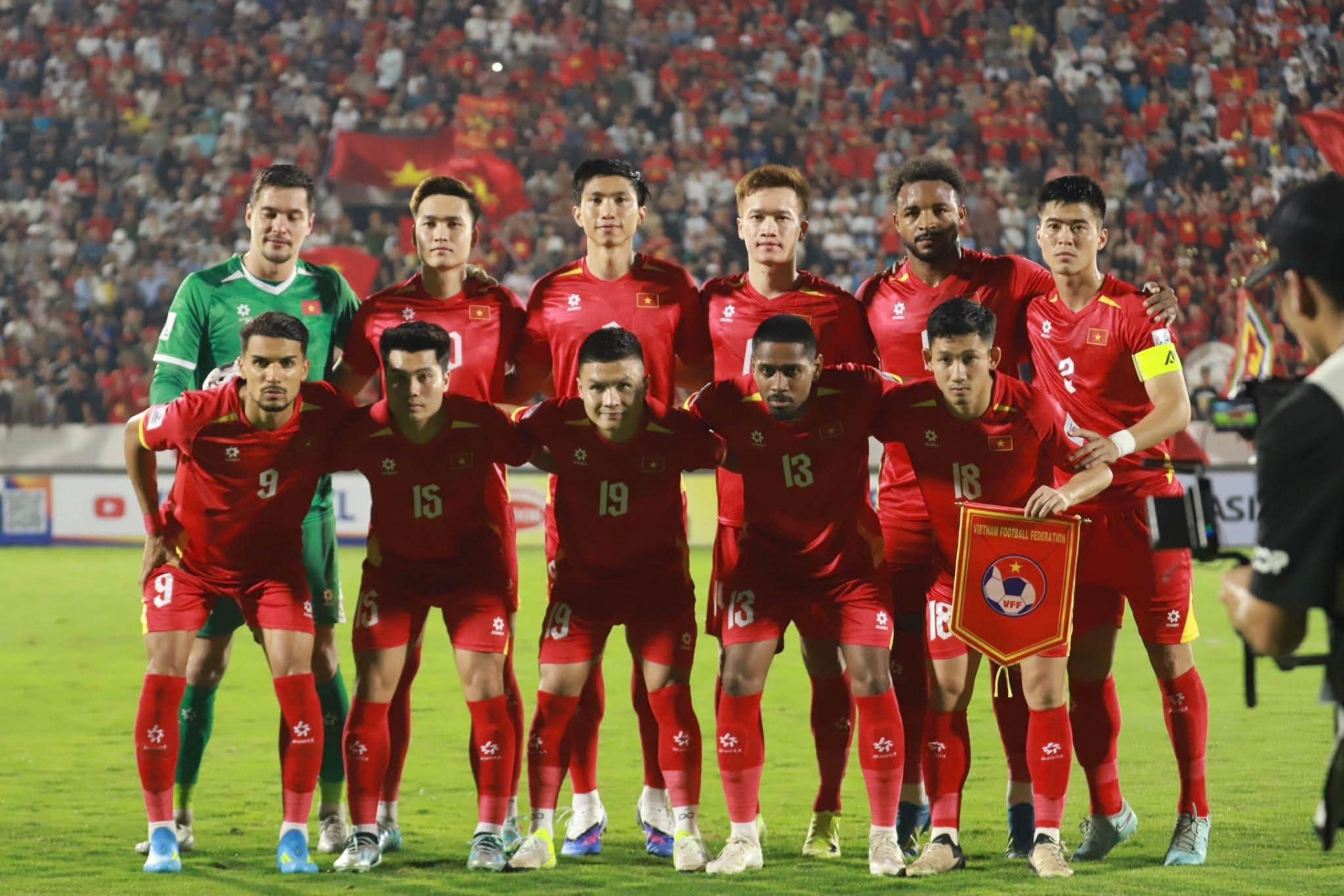 CĐV ĐNÁ đồng loạt phản ứng khi ĐT Việt Nam lập siêu kỳ tích