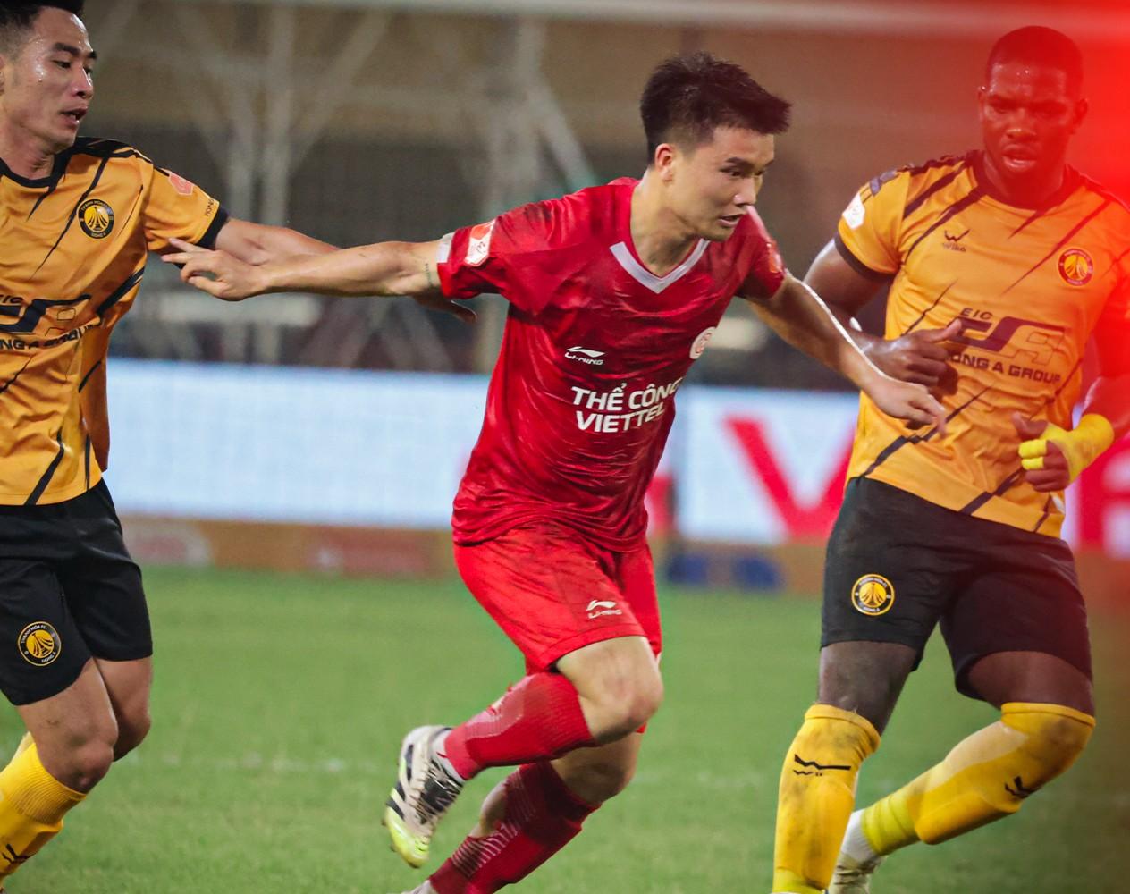 Viettel thắng nghẹt thở Thanh Hóa, duy trì áp lực lên ngôi đầu
