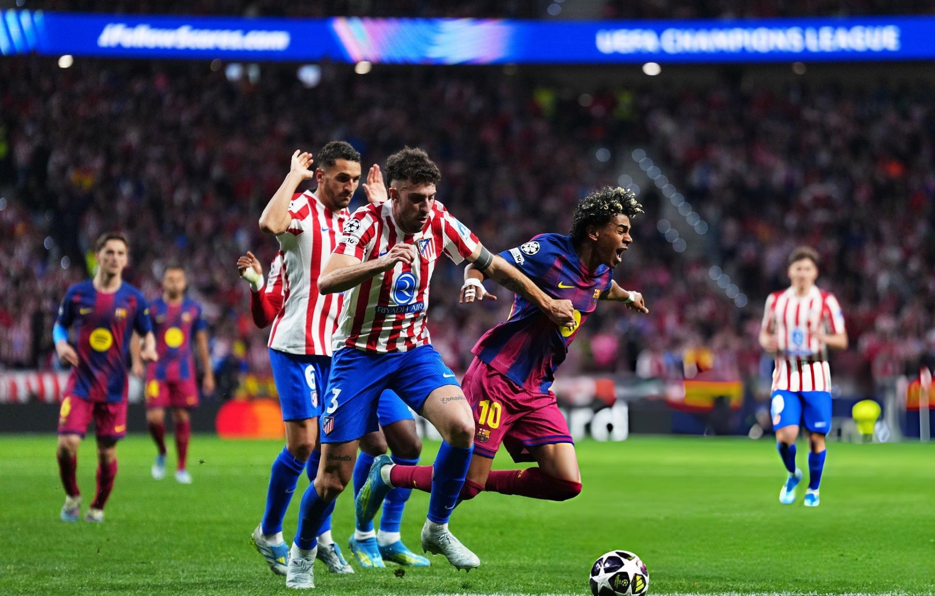 Thẻ đỏ tai hại, Barca bị loại cay đắng tại Champions League