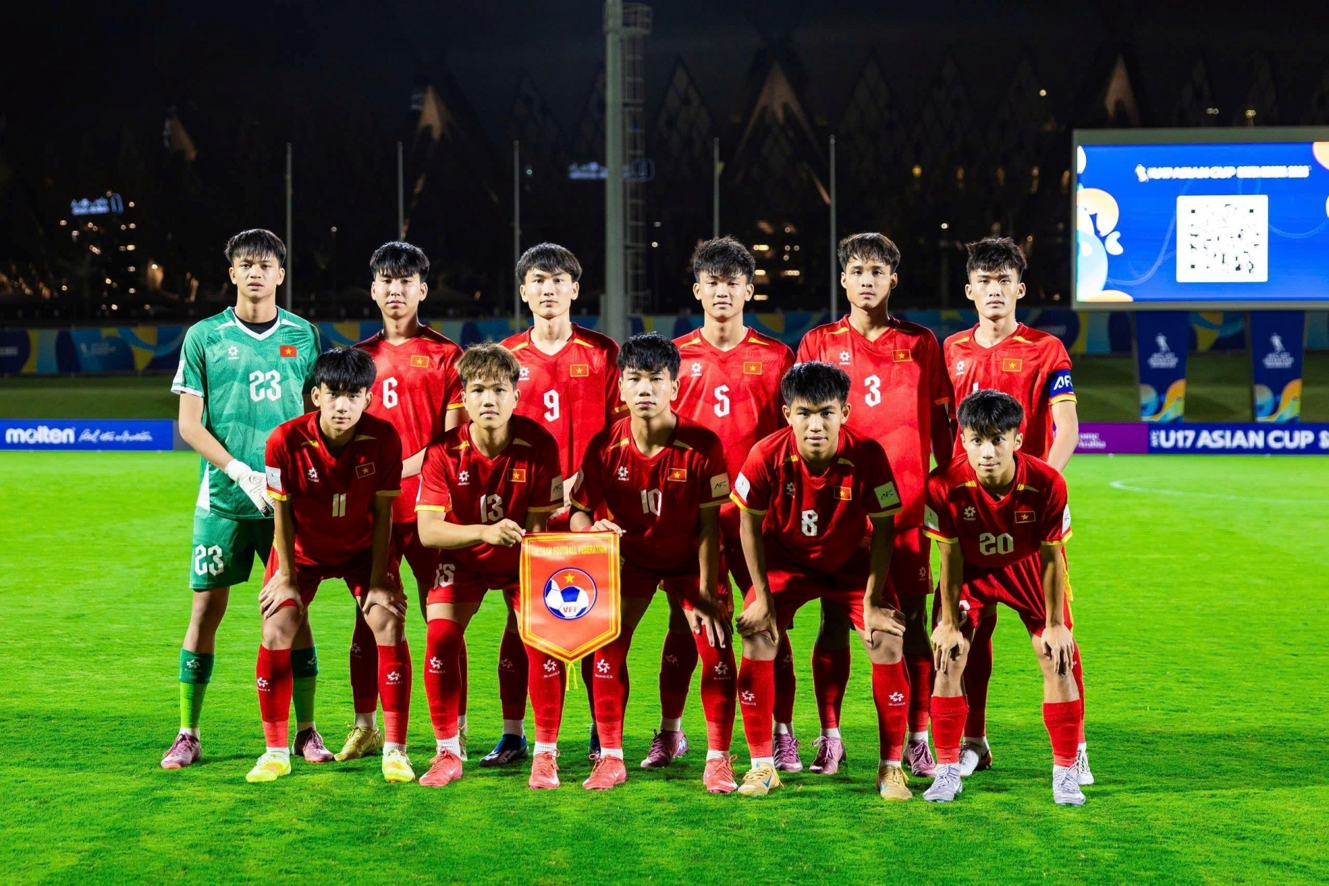 CĐV châu Á đồng loại gọi tên U17 Việt Nam khi Trung Quốc vào bán kết