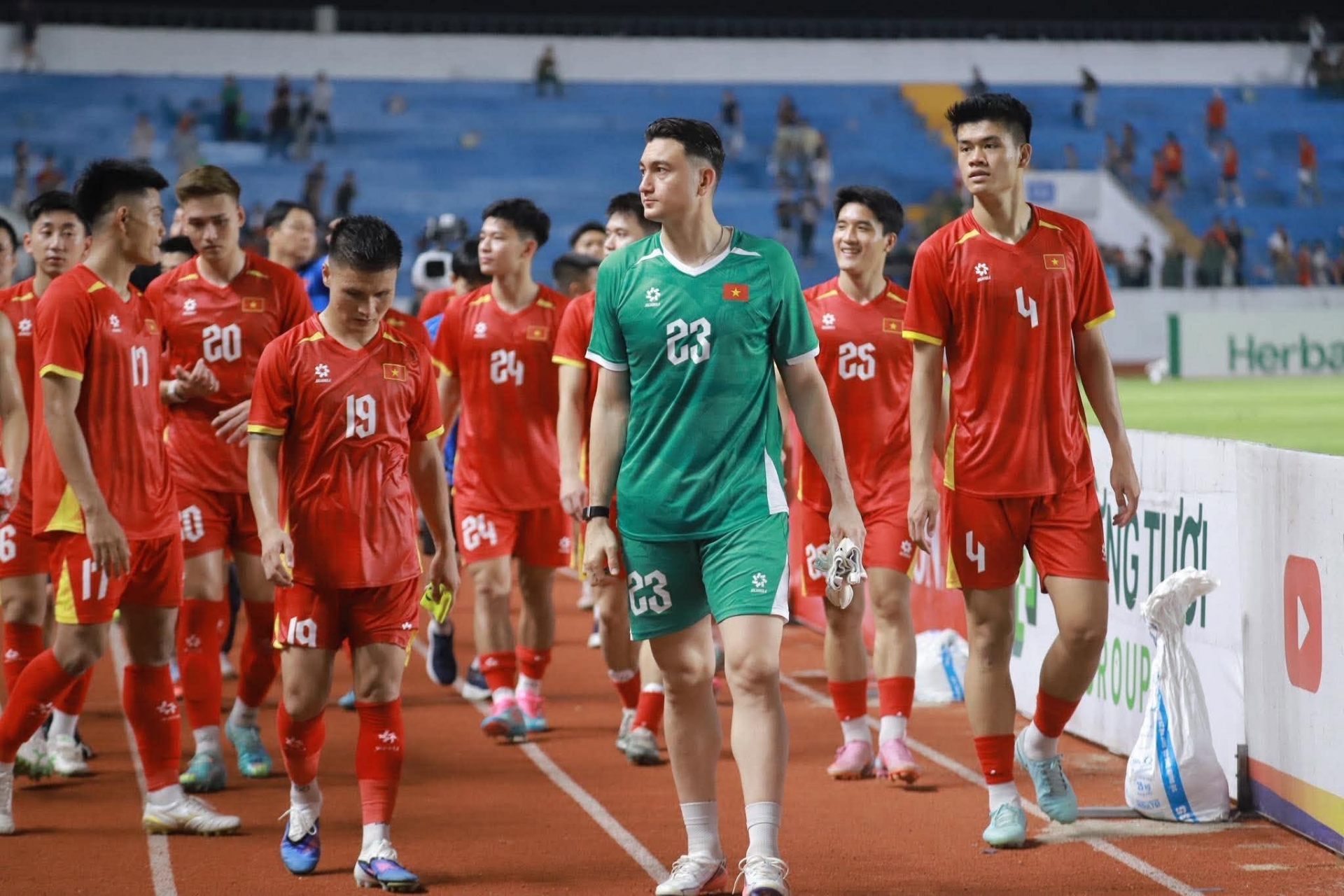 CĐV Philippines đồng loạt nhắc tên Việt Nam sau trận thua 1-4 tại AFF Cup