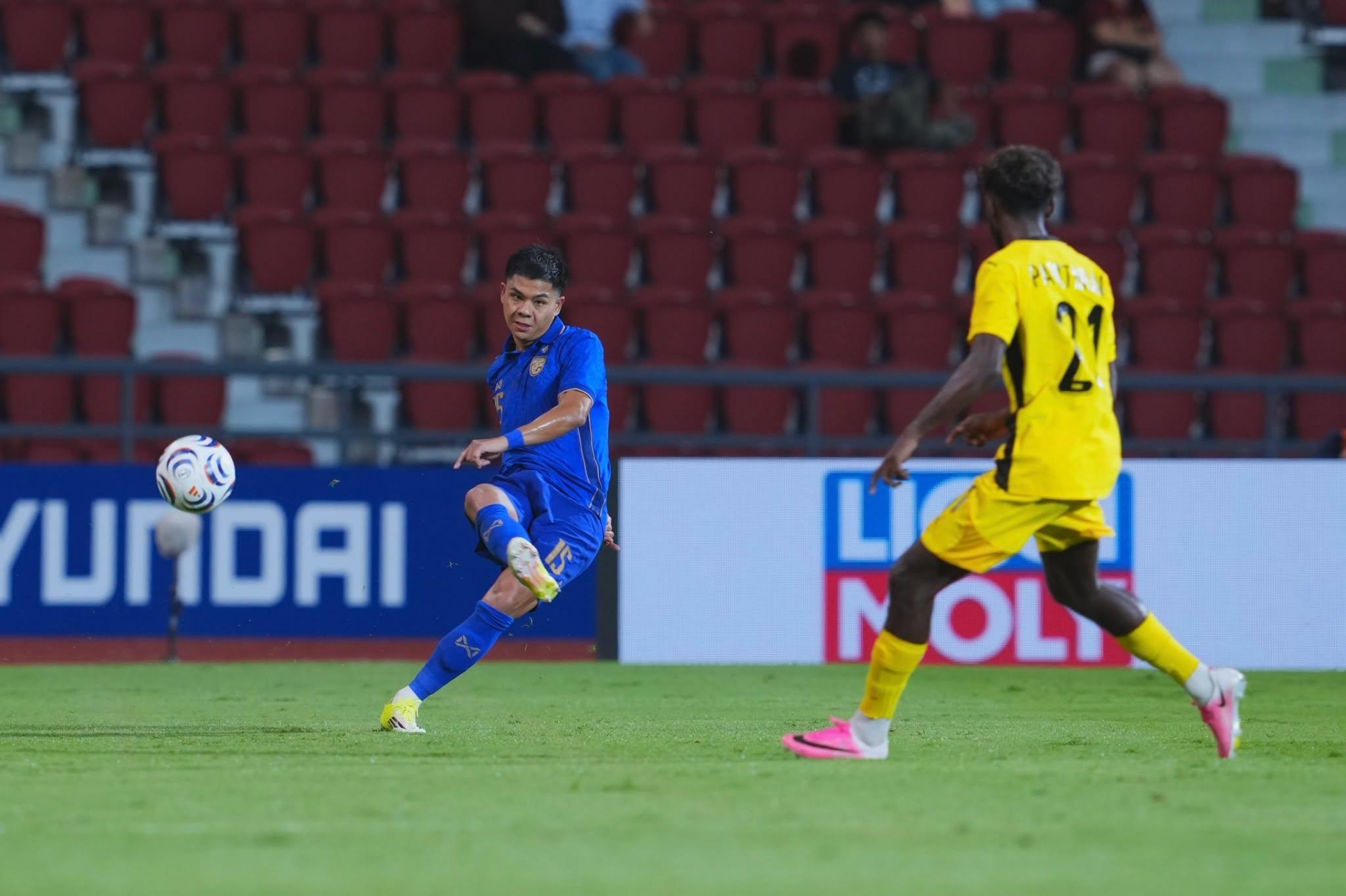 Thắng dễ Malaysia, Thái Lan đánh chiếm ngôi đầu bảng B AFF Cup