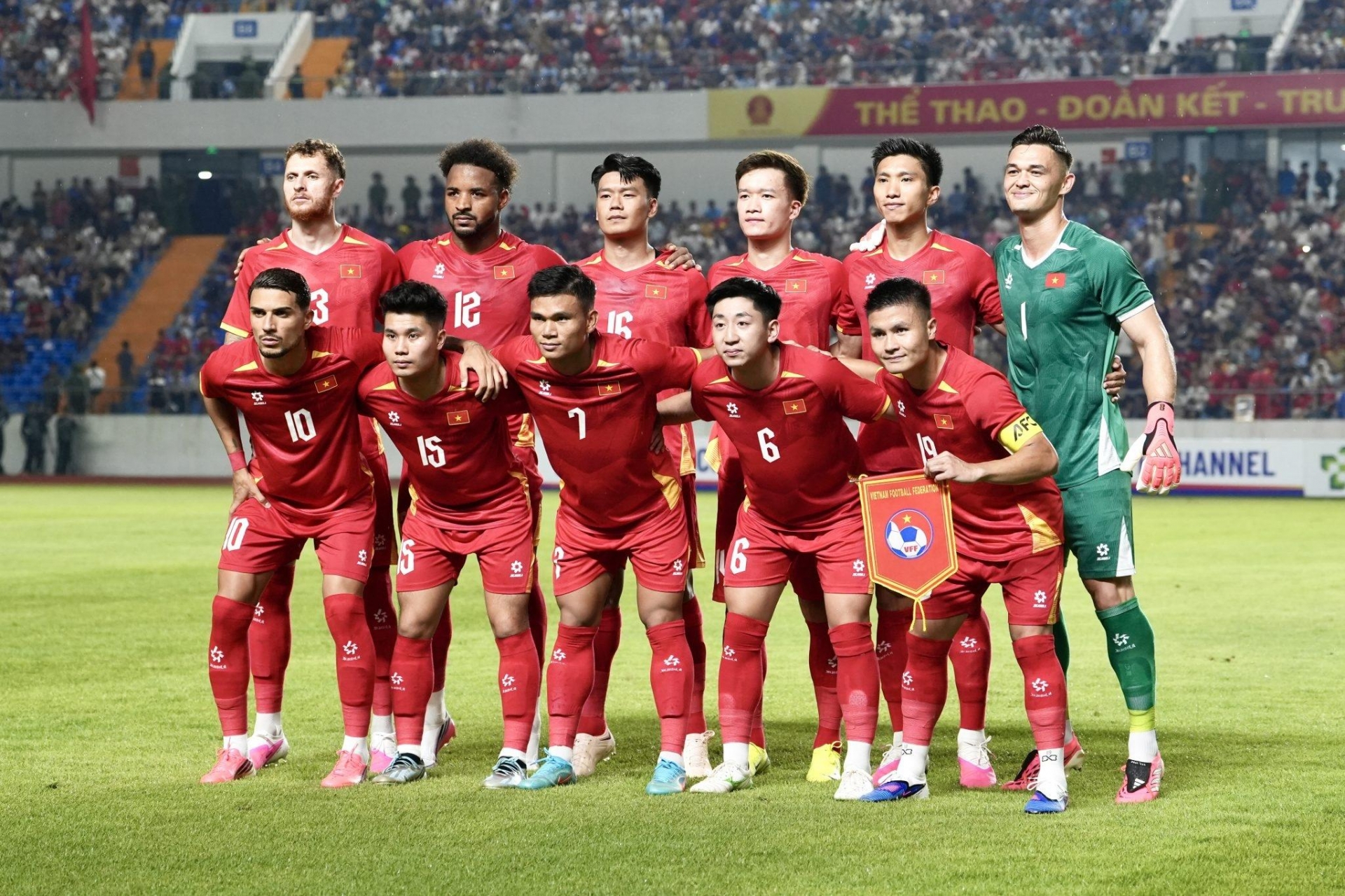 CĐV Singapore đồng loạt réo tên Việt Nam khi thua đậm 1-3 tại AFF Cup