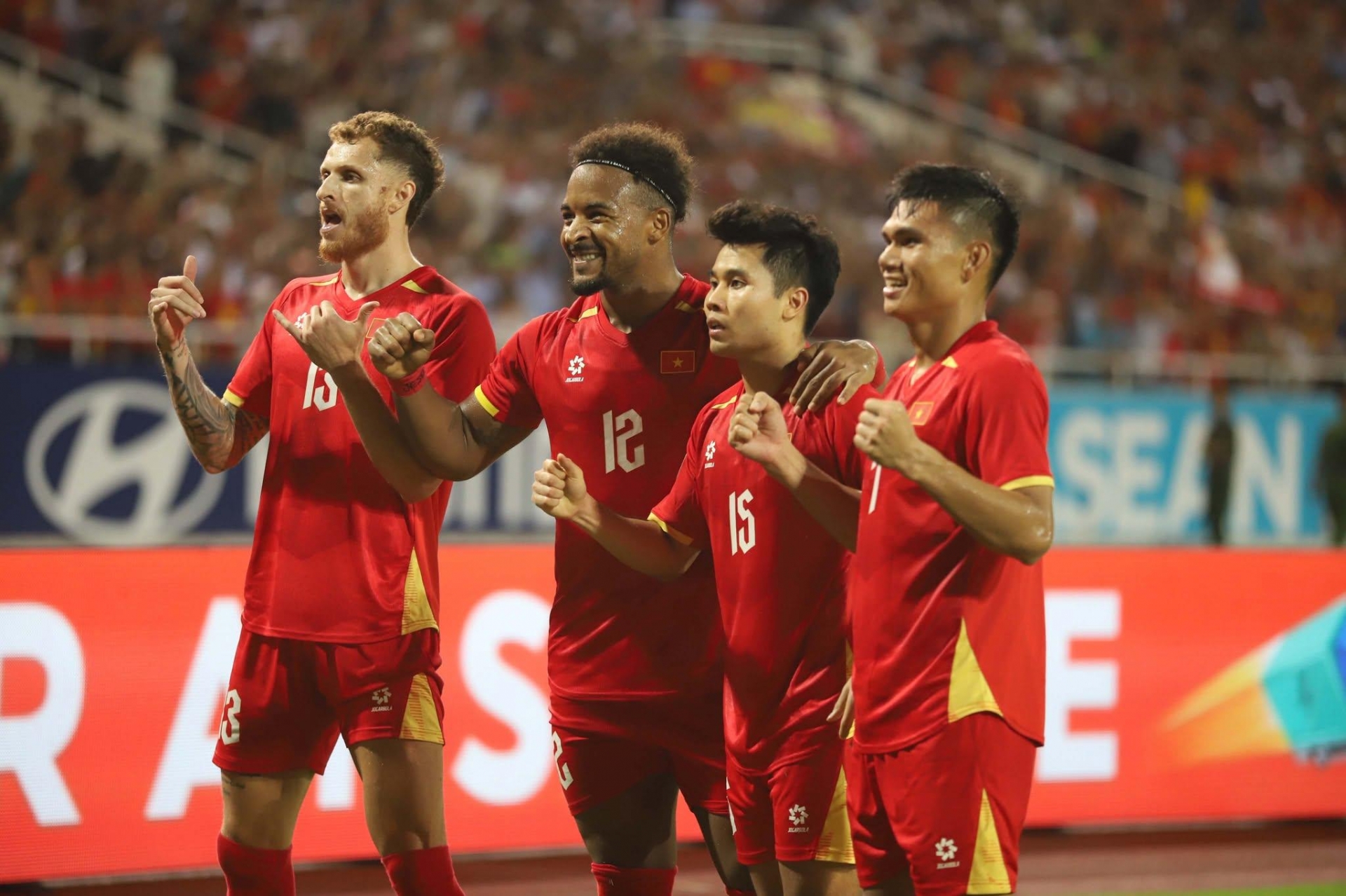 Đội hình tiêu biểu bán kết AFF Cup 2026: Việt Nam áp đảo với 7 cái tên