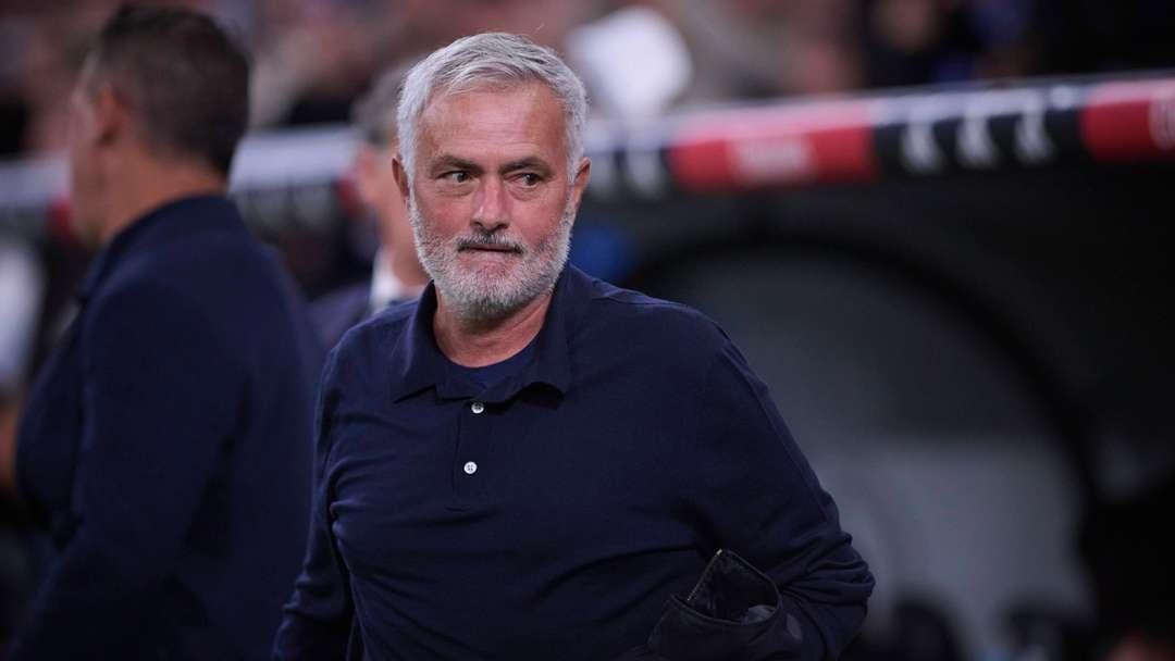 Mourinho gây bão sau trận thắng Sevilla: 'Hãy cho tôi xem bằng chứng'