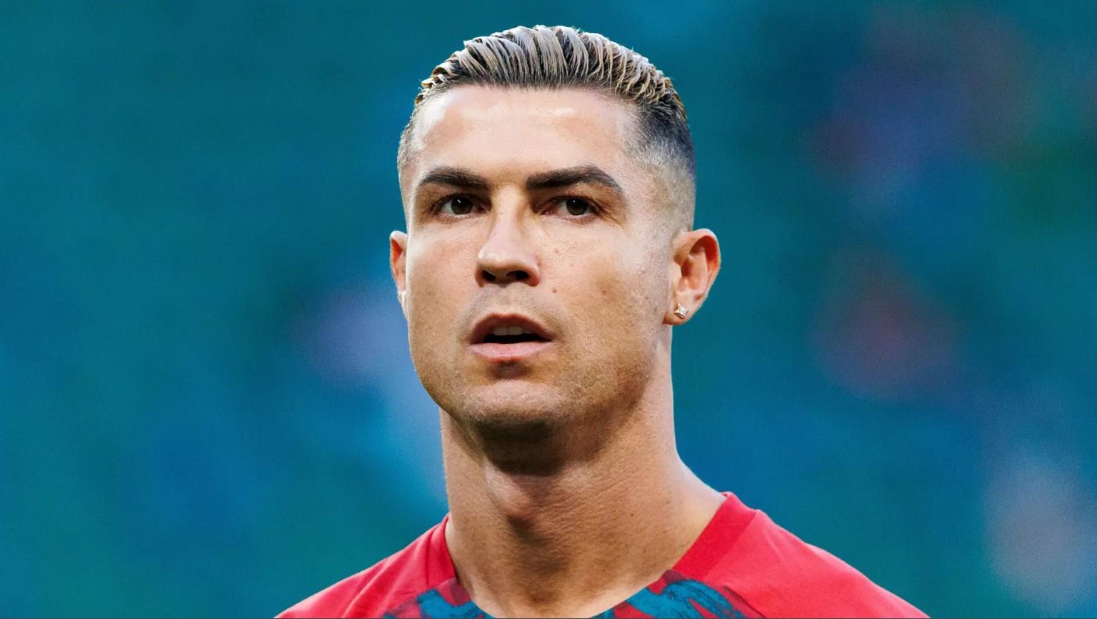 Ronaldo chỉ mất 40 giây để 'hóa giải' án phạt của Bồ Đào Nha