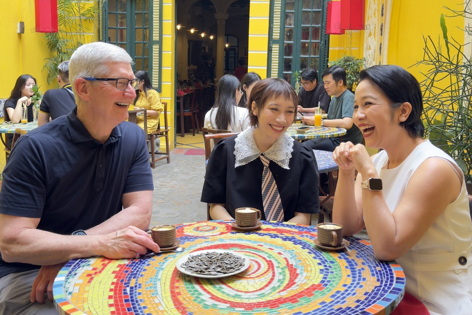 tim-cook-den-viet-nam-he-lo-thuc-uong-khien-ceo-apple-xieu-long-gia-binh-dan-nham-nhi-voi-huong-duong-chuan-mi-vi-the-gian-1-1713177012.jpg