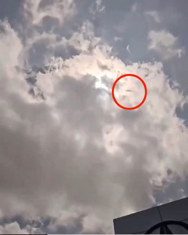 watch-moment-ufo-appear-solar-89-1713340837.jpg