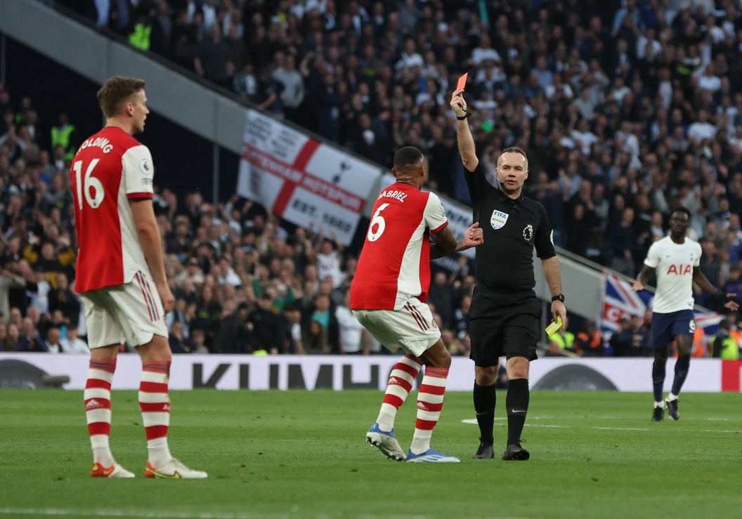 Rob Holding khiến Arsenal gặp khó ngay trong hiệp 1