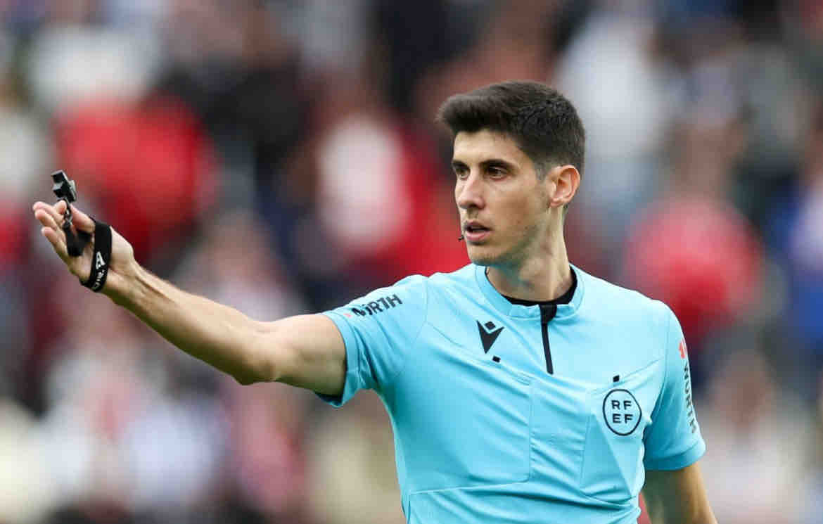 Busquets Ferrer là trọng tài tại giải La Liga