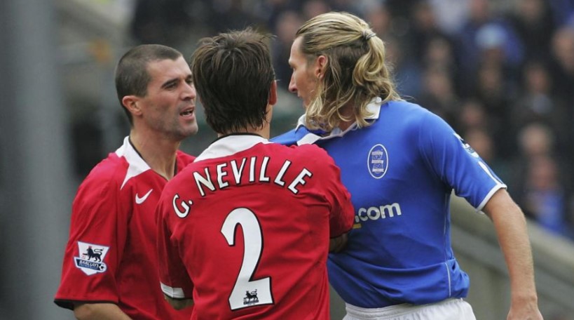 Hậu vệ huyền thoại Gary Neville mặc áo số 2 khi còn chơi cho MU