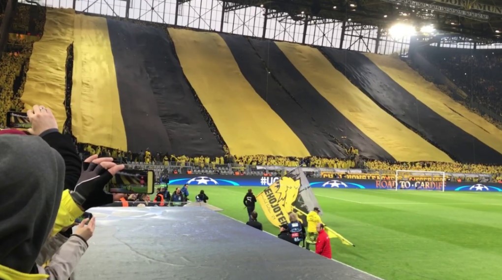 Khán đài tại sân Signal Iduna Park từ lâu đã nổi tiếng với sự nhiệt huyết, cuồng nhiệt với bóng đá, với CLB Dortmund