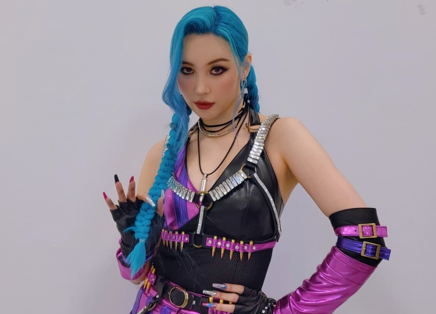 Nữ hoàng gợi cảm SUNMI cosplay Jinx trong show ca nhạc của KBS