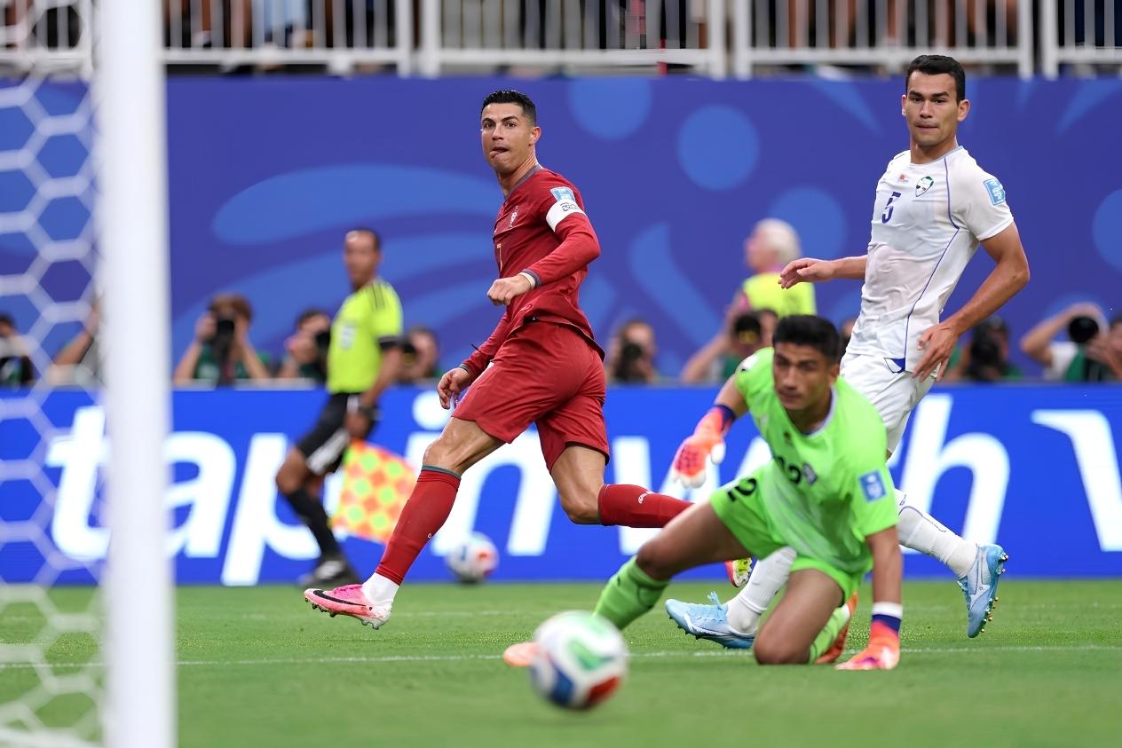 Sau cú đúp, Ronaldo đáp trả chỉ trích theo cách quen thuộc