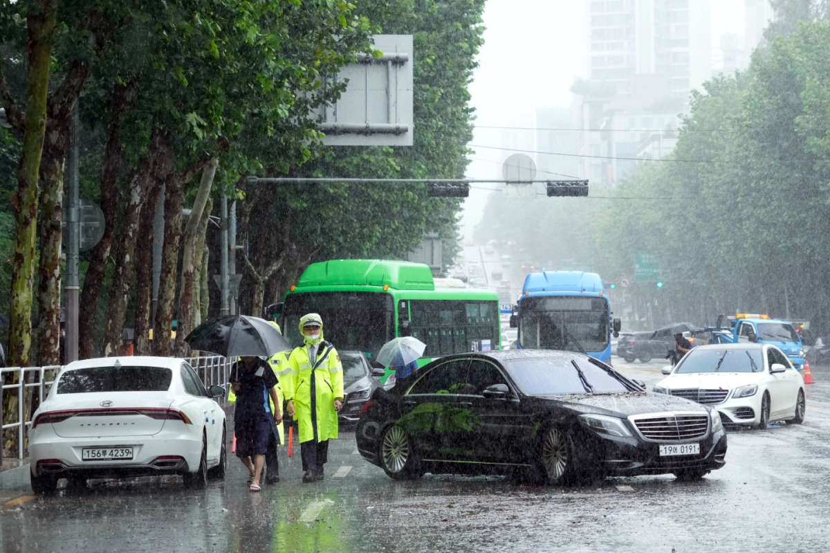 'Xót ruột' hàng loạt xe sang ngổn ngang trên đường phố Seoul sau trận mưa lũ lịch sử 169543