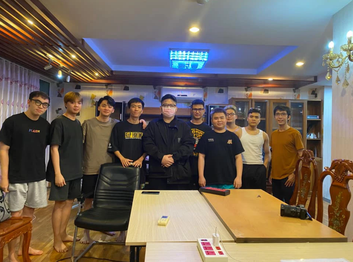 Team Flash chào đón HLV Rainer tại gaming house